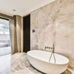 Płytki łazienkowe: praktyczne wskazówki na stylową i funkcjonalną przestrzeń