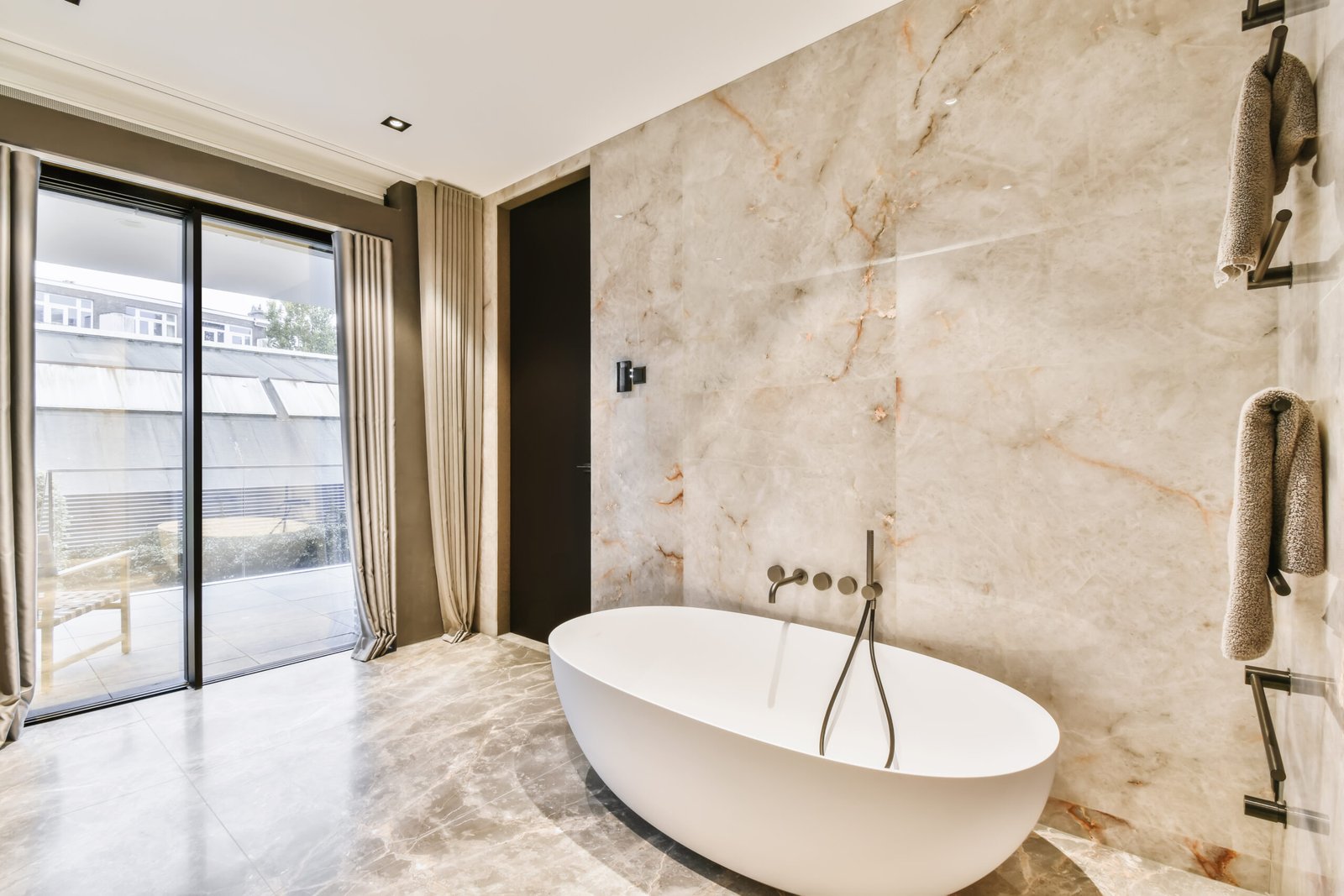 Płytki łazienkowe: praktyczne wskazówki na stylową i funkcjonalną przestrzeń